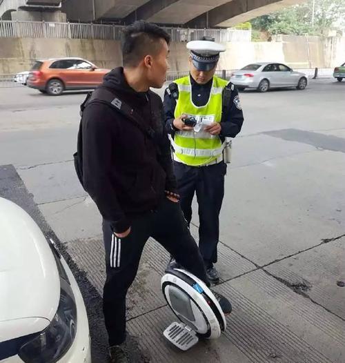 玩平衡车视频成人