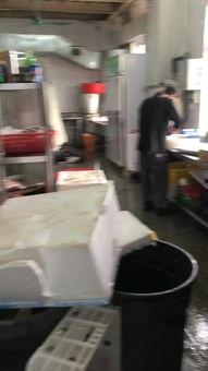 厨房成人踩踏凳子视频,成人踩踏凳子惊险一幕