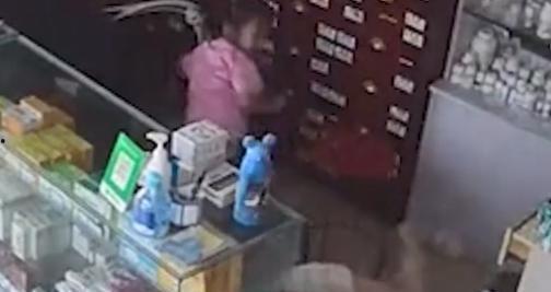 厨房成人踩踏凳子视频,成人踩踏凳子惊险一幕