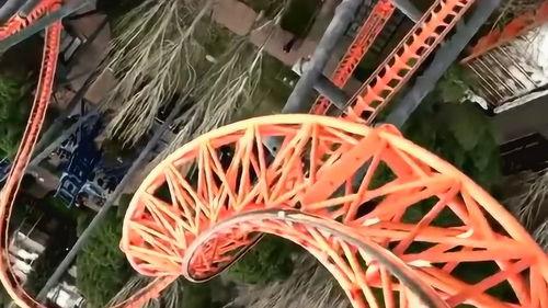 坐成人过山车的视频,体验过山车速度与激情