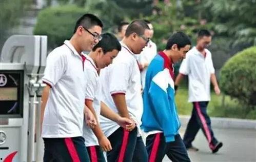 成人礼男生走拍视频,男生走拍视频中的青春足迹