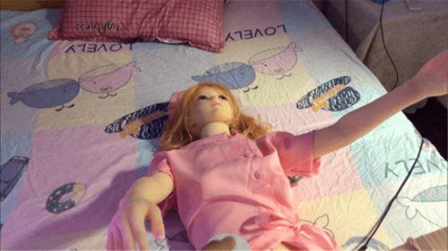 成人抚慰娃娃视频,视频中的情感疗愈之旅