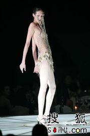 成人模特走秀教学视频,跟随教学视频提升你的台步魅力