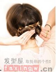 年轻成人扎头发视频