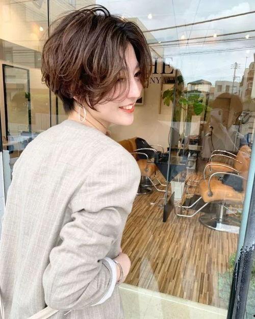 年轻成人扎头发视频